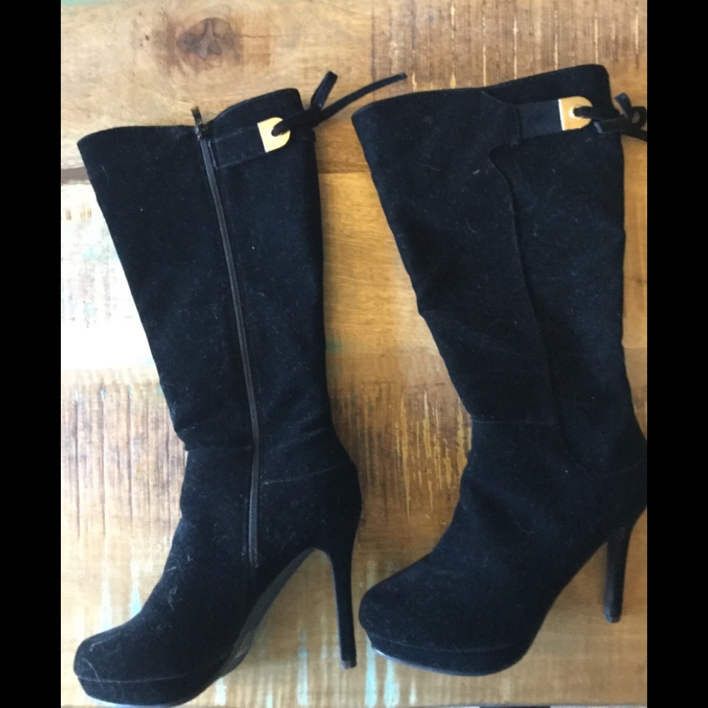 Venus Sz 7 velvet boots